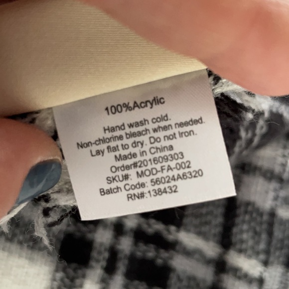 NWOT ModCloth Blanket Scarf - Picture 4 of 4